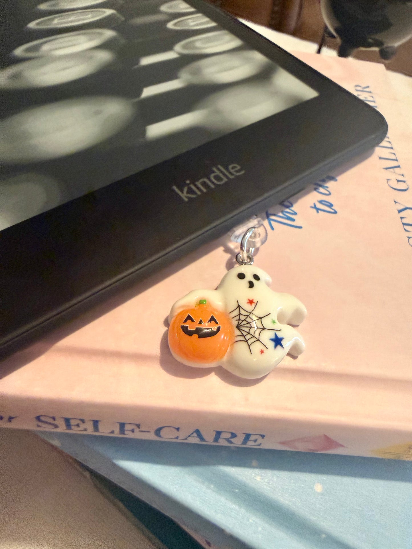 Cute Pumpin Ghost Kindle Dust Plug Charm